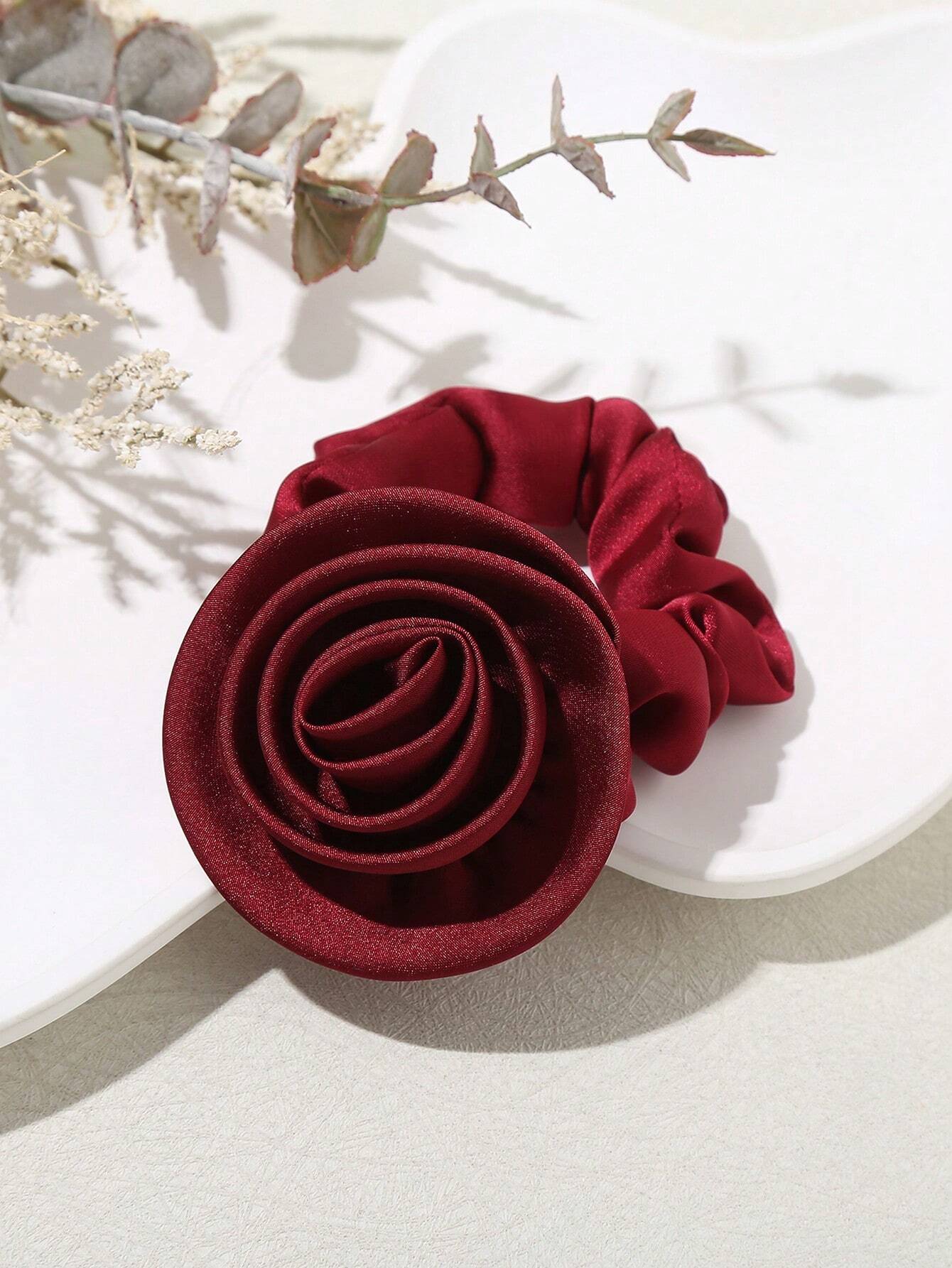 Satin-Scrunchie Hårelastik med Rose - i Rød