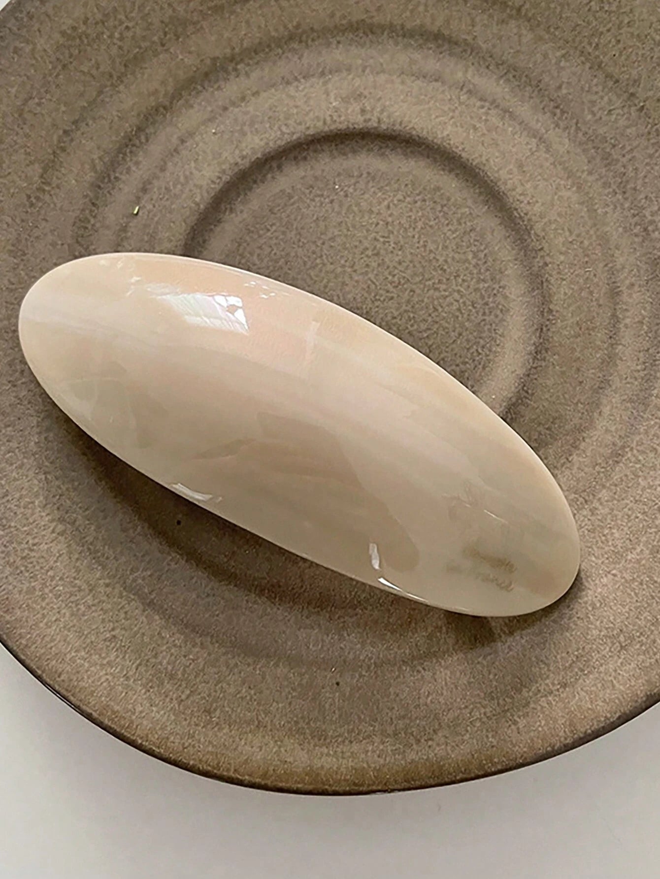 Stort Ovalt Patent Hårspænde - i Beige