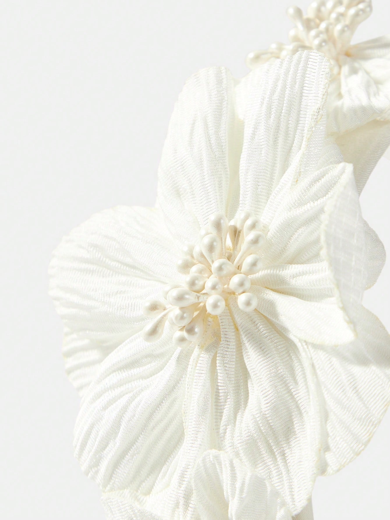Hvid Hårbøjle med Blomster