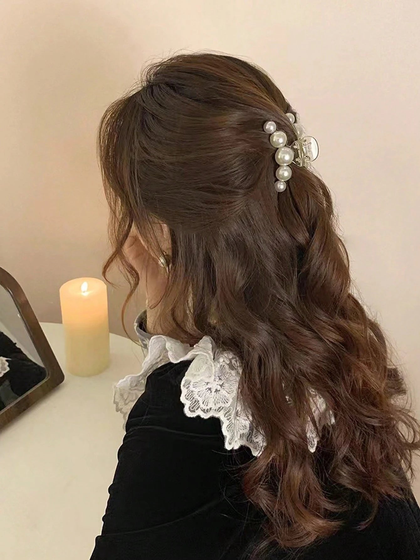 Lys Hårklemme med Hvide Perler
