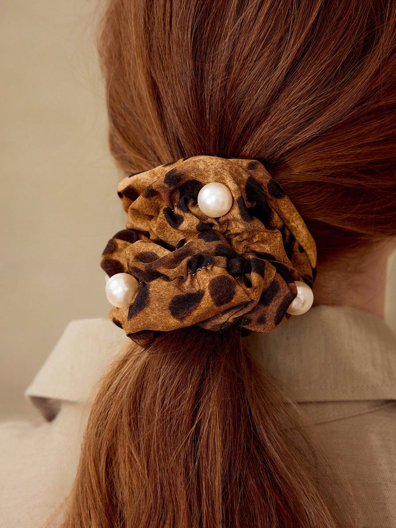 Stor Brun Scrunchie Hårelastik i Leopardprint med Perler