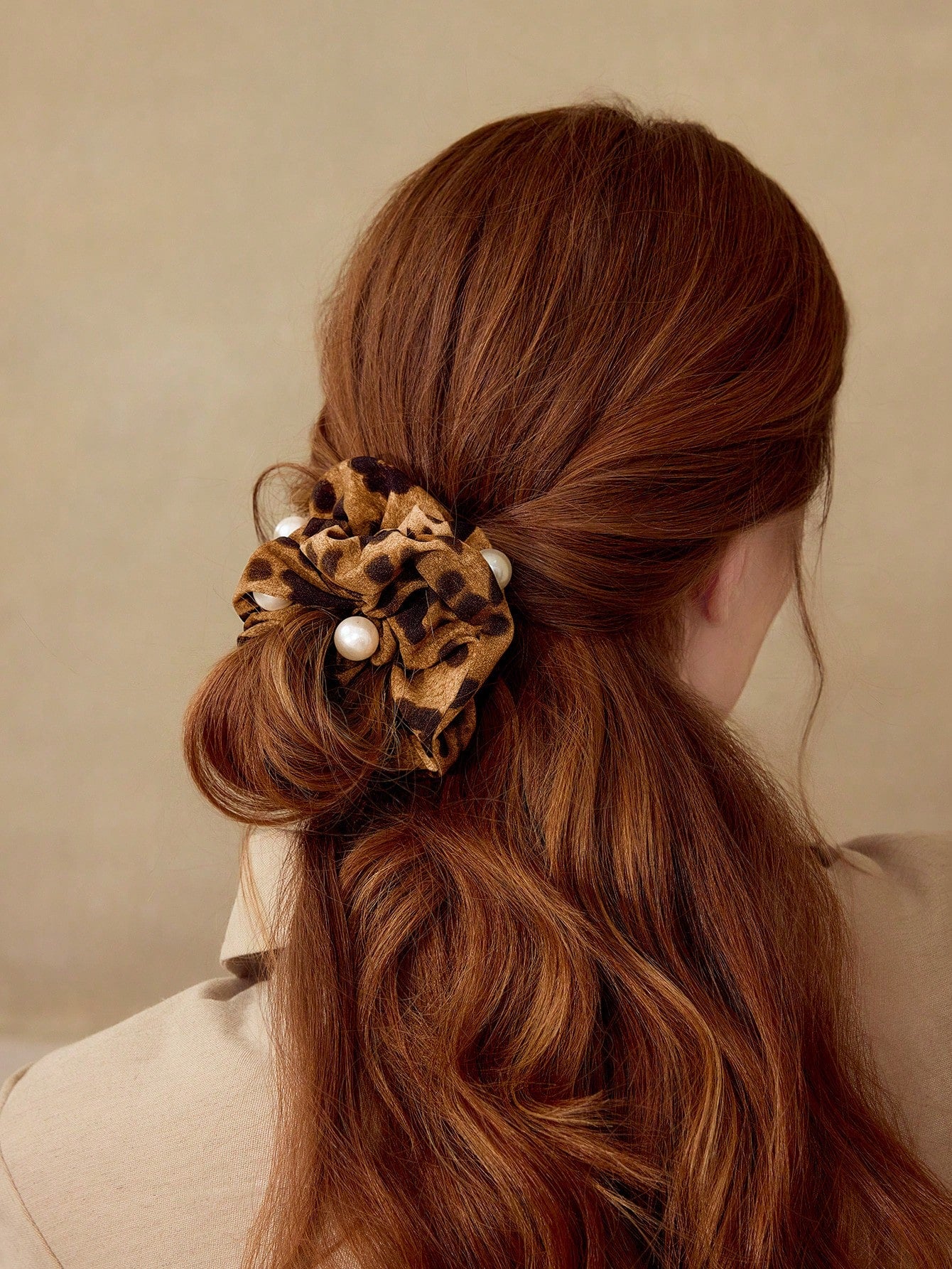 Stor Brun Scrunchie Hårelastik i Leopardprint med Perler