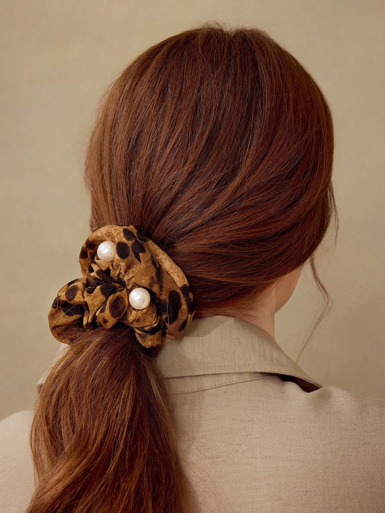 Stor Brun Scrunchie Hårelastik i Leopardprint med Perler