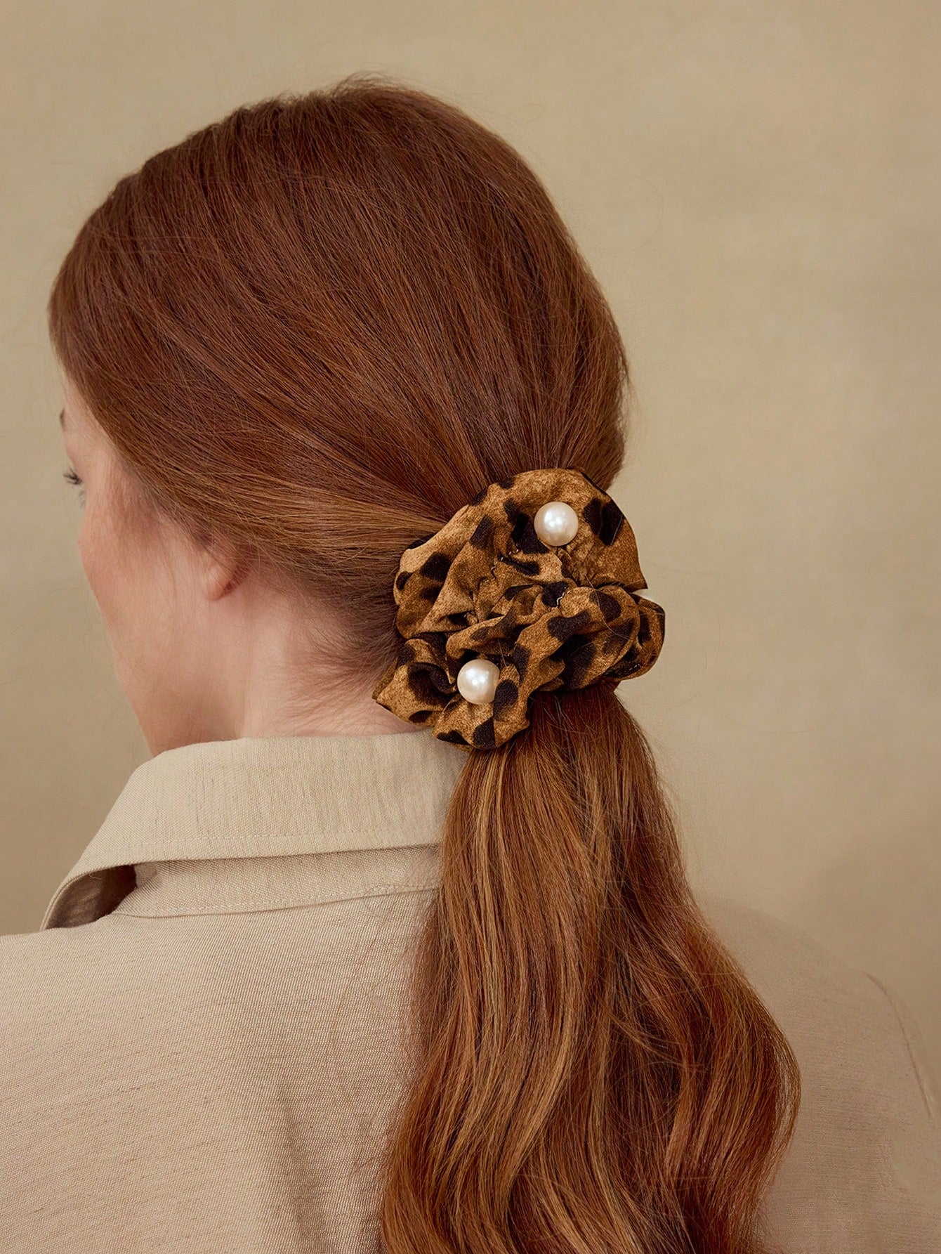 Stor Brun Scrunchie Hårelastik i Leopardprint med Perler