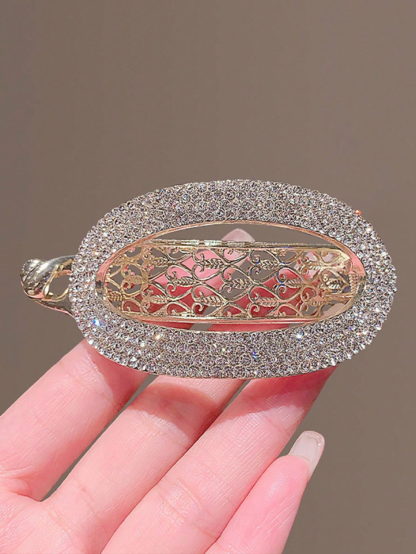 Gylden Oval Hårklemme med Krystalperler