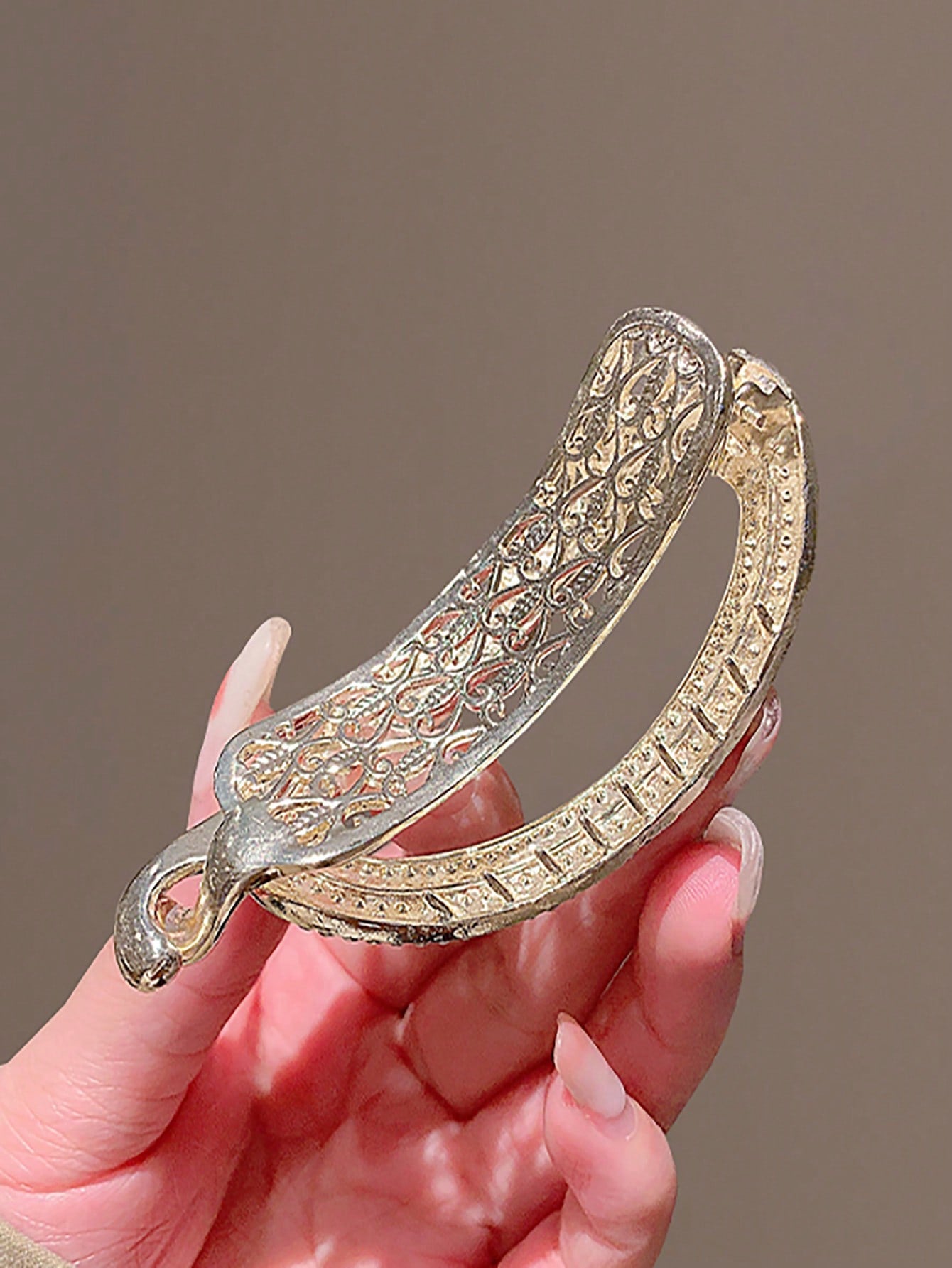 Gylden Oval Hårklemme med Krystalperler