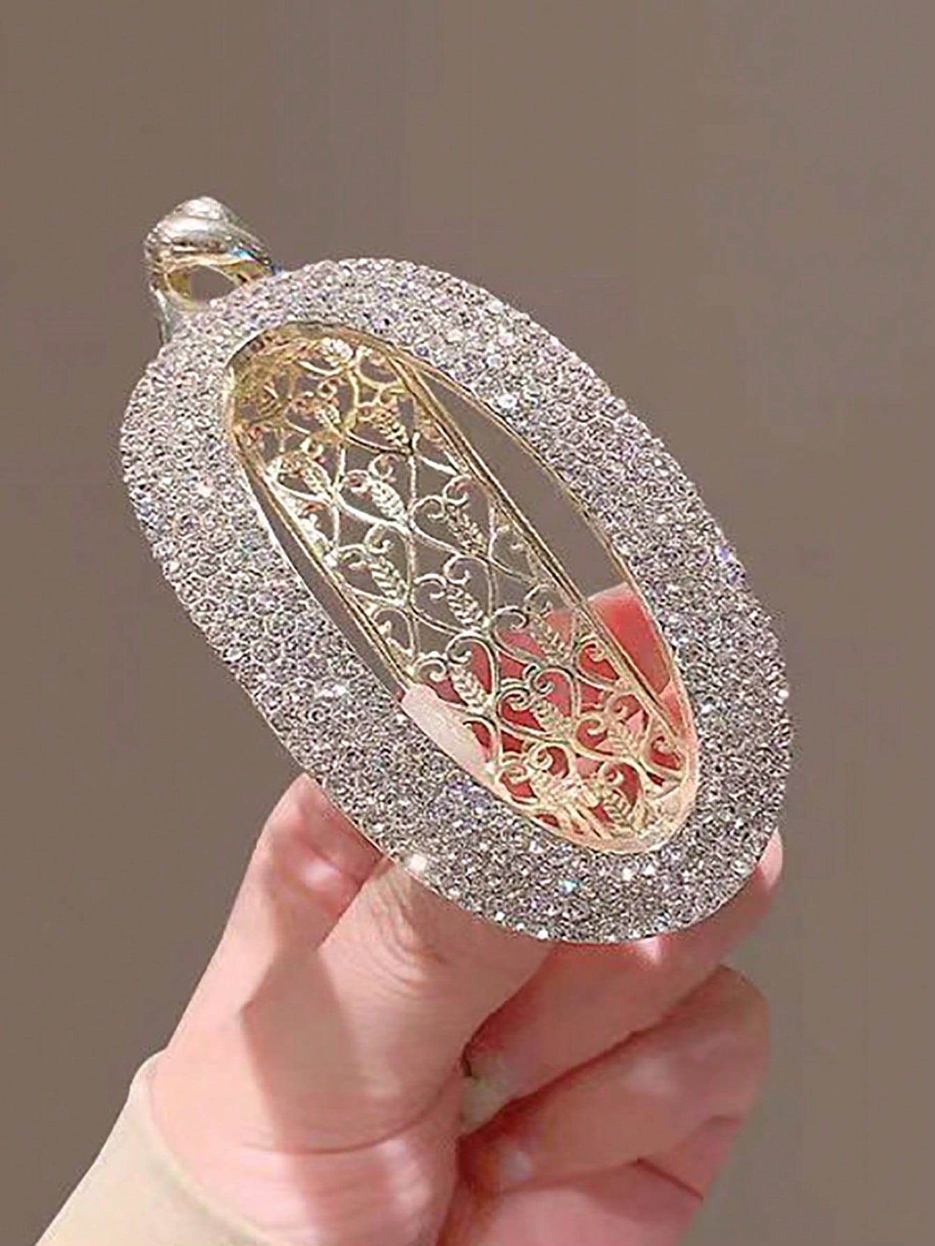 Gylden Oval Hårklemme med Krystalperler