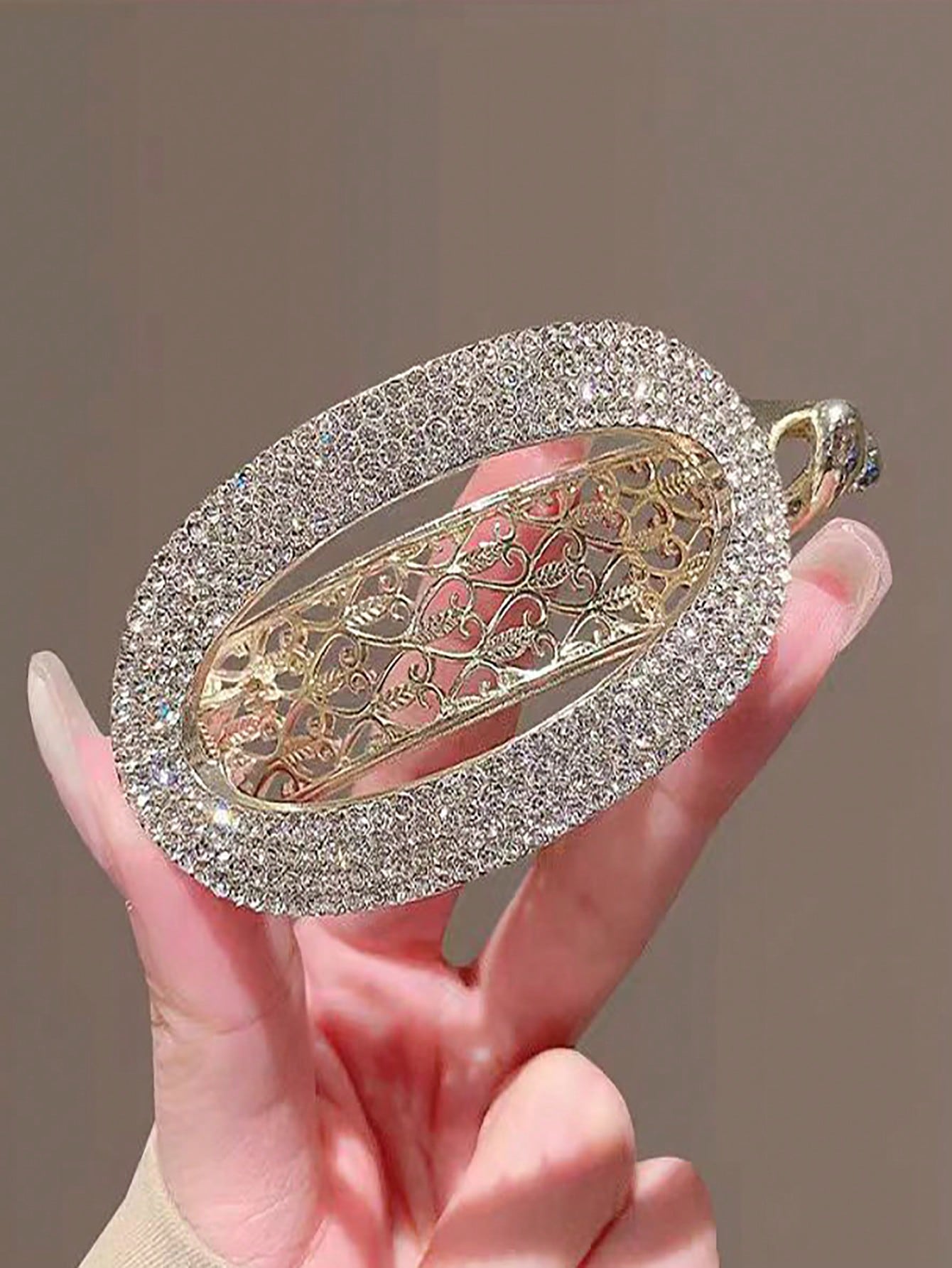 Gylden Oval Hårklemme med Krystalperler