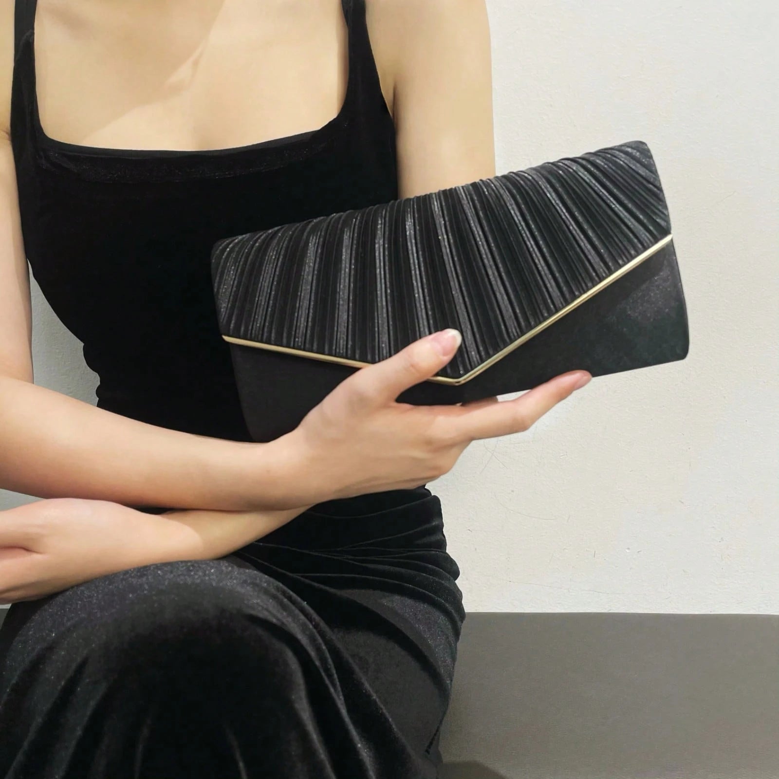 Clutch Taske - i Sort Satin med Guldkant & Plisseret Design