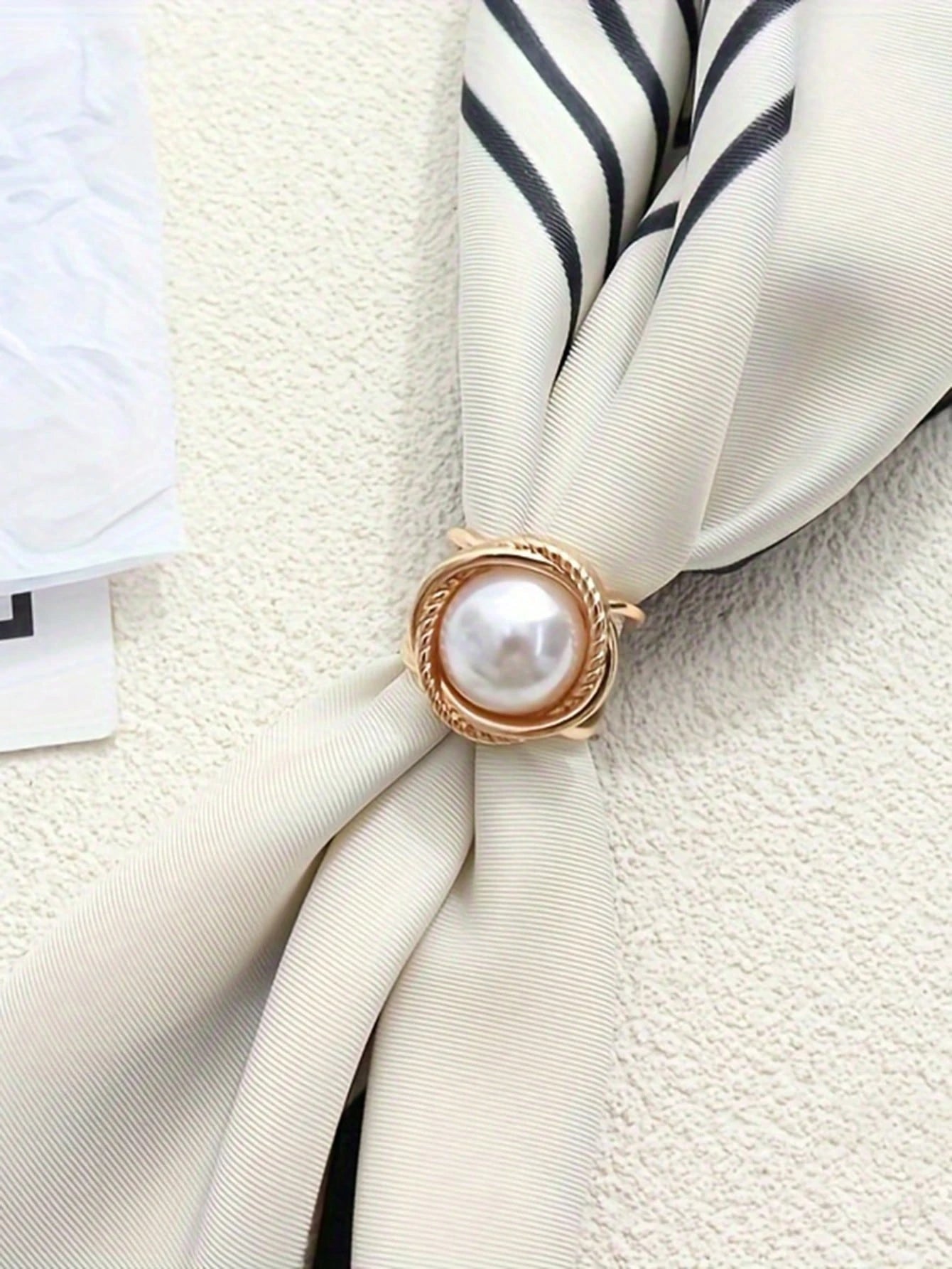 Gylden Spænde til Tørklæde med Hvid Perle