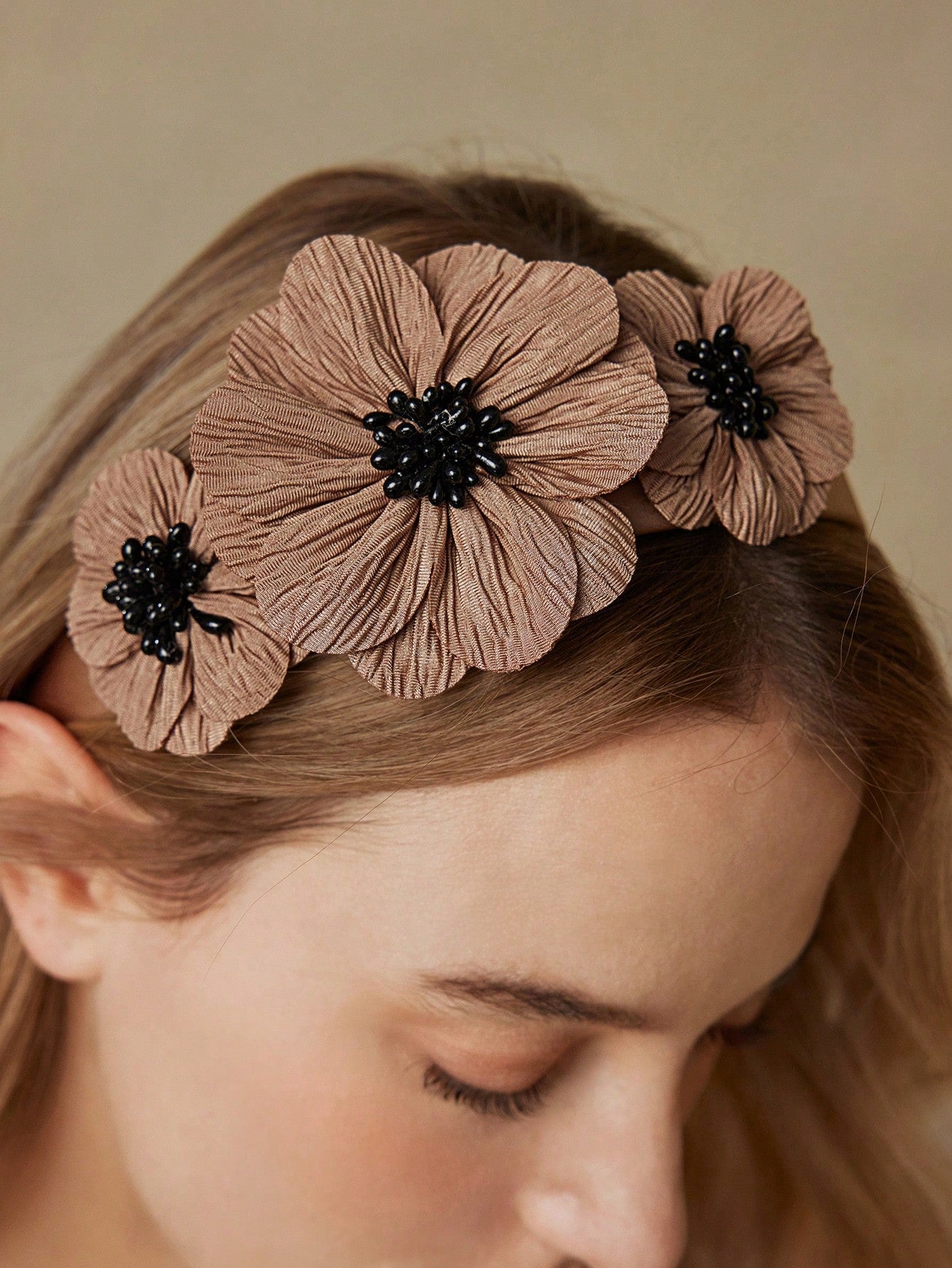 Brun Hårbøjle med Blomster
