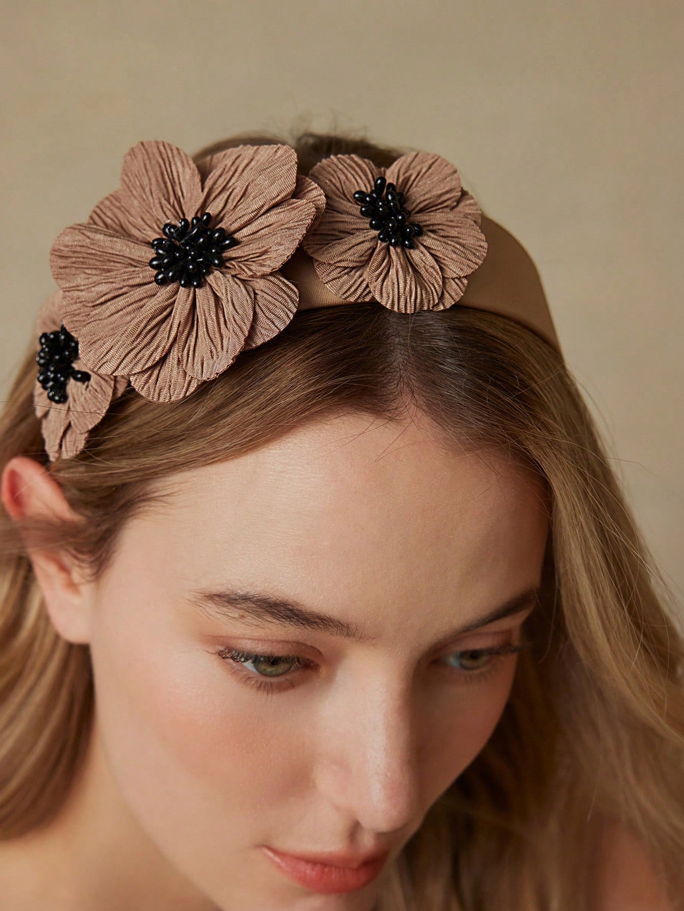 Brun Hårbøjle med Blomster