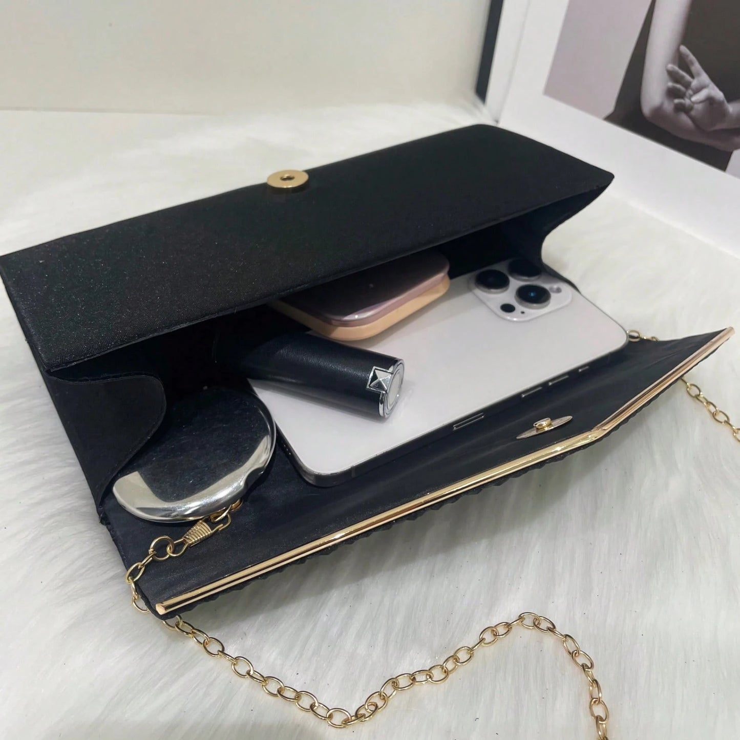 Clutch Taske - i Sort Satin med Guldkant & Plisseret Design