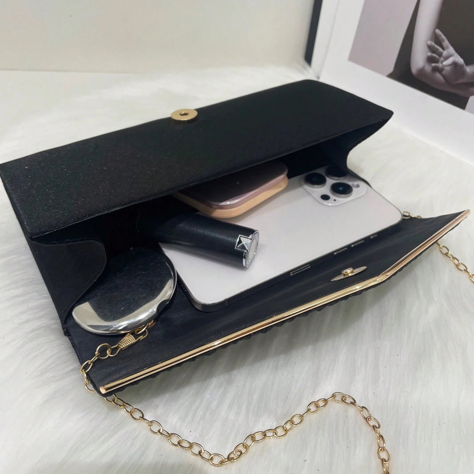 Clutch Taske - i Sort Satin med Guldkant & Plisseret Design