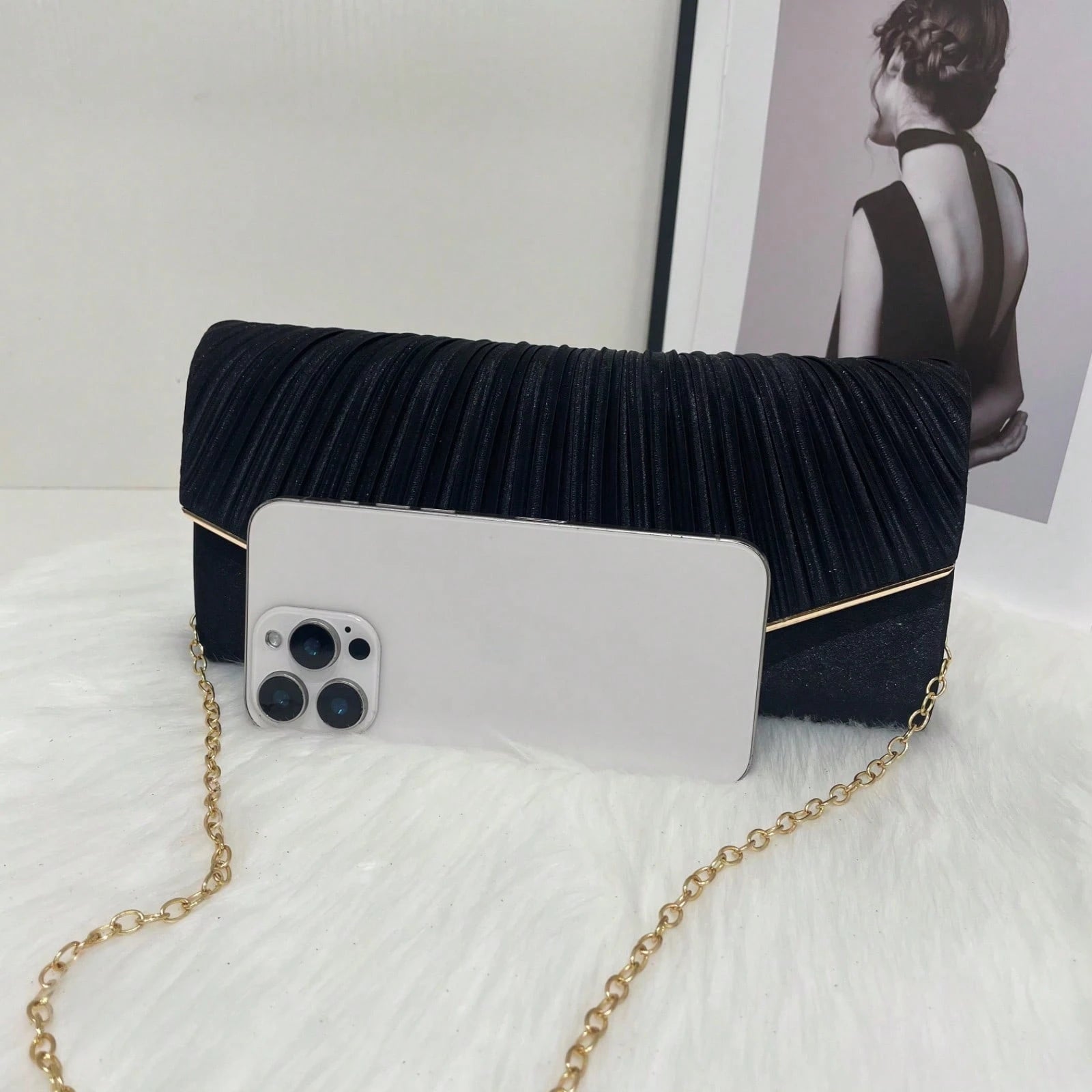 Clutch Taske - i Sort Satin med Guldkant & Plisseret Design