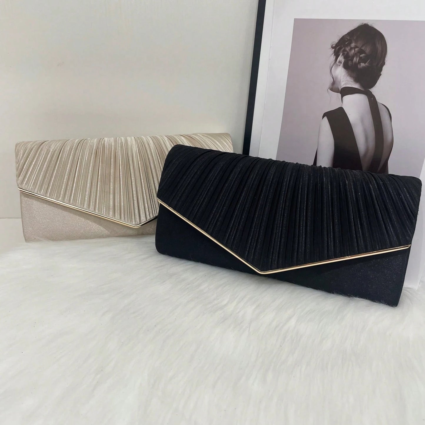 Clutch Taske - i Sort Satin med Guldkant & Plisseret Design