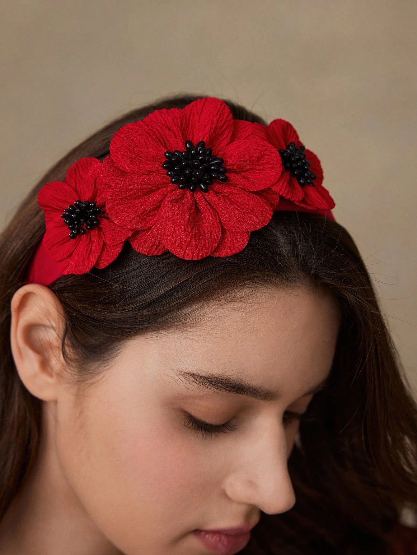 Rød Hårbøjle med Blomster