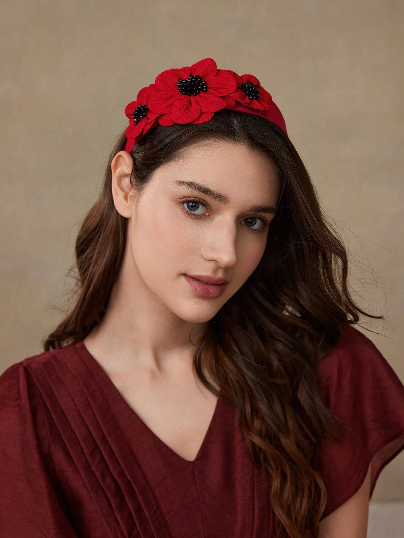 Rød Hårbøjle med Blomster