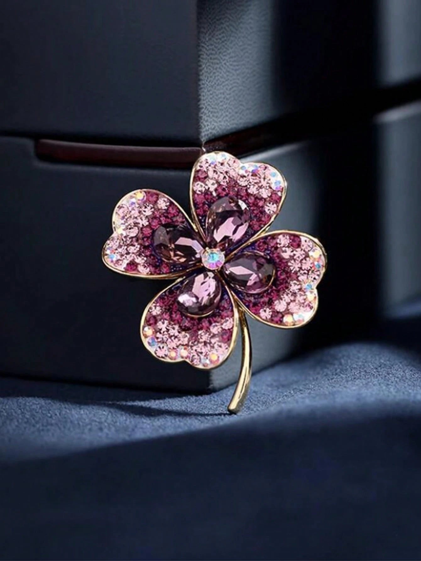 Gylden Broche med Firkløver og Lilla Perler