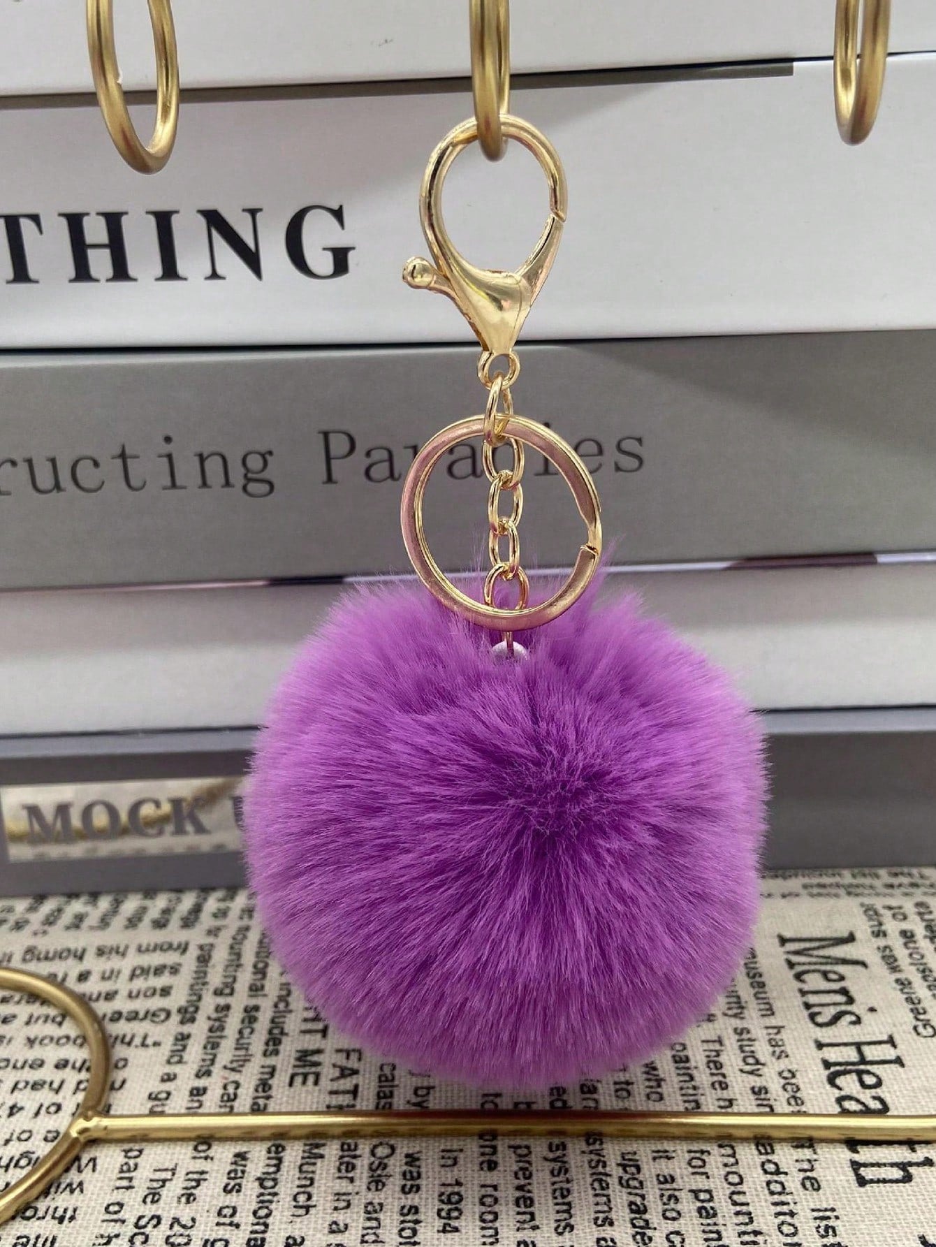 Gylden Nøglering med Blød Lilla PomPom