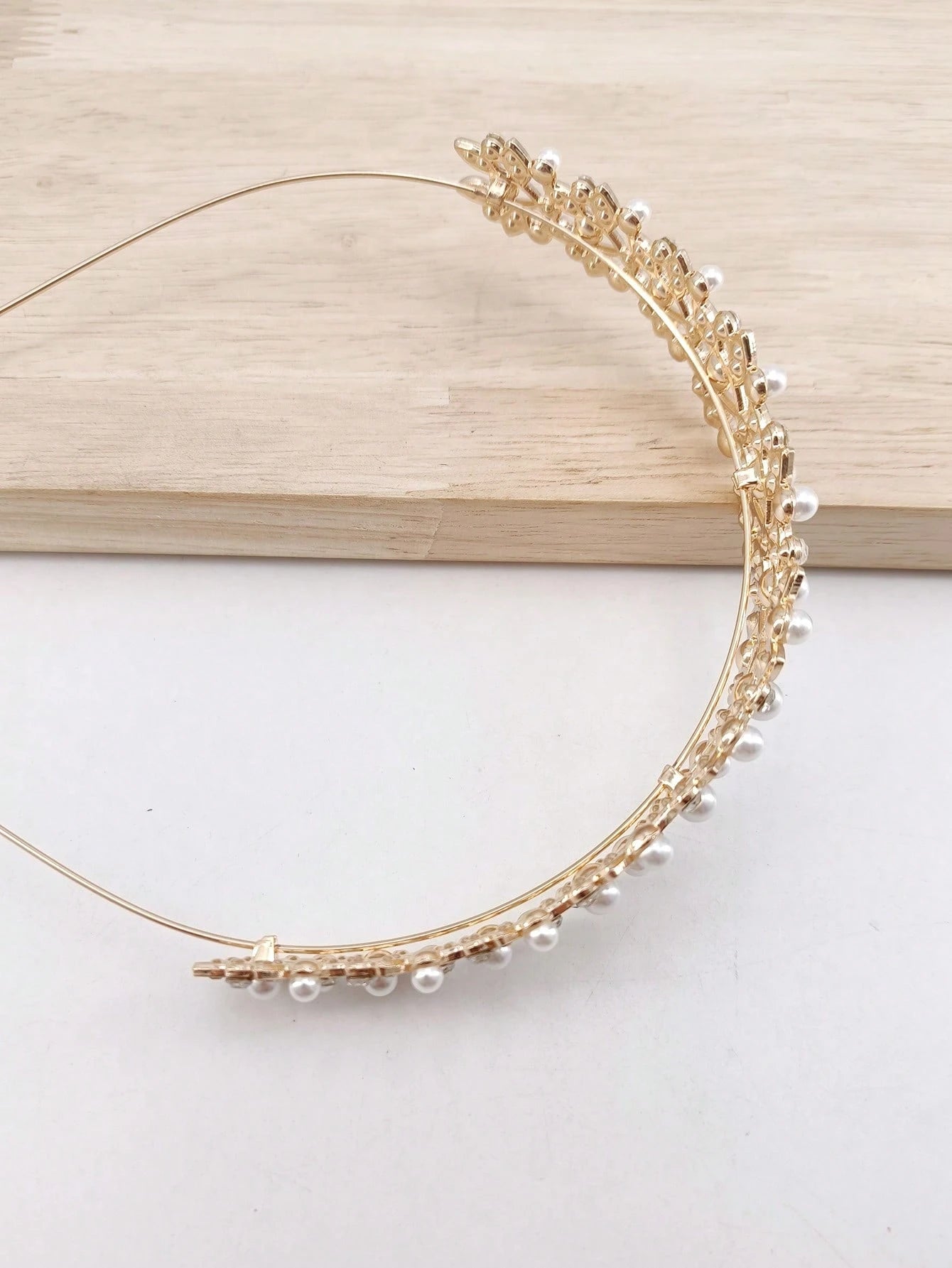 Gylden Hårbøjle (Diadem) med Krystalperler & Hvide Perler 