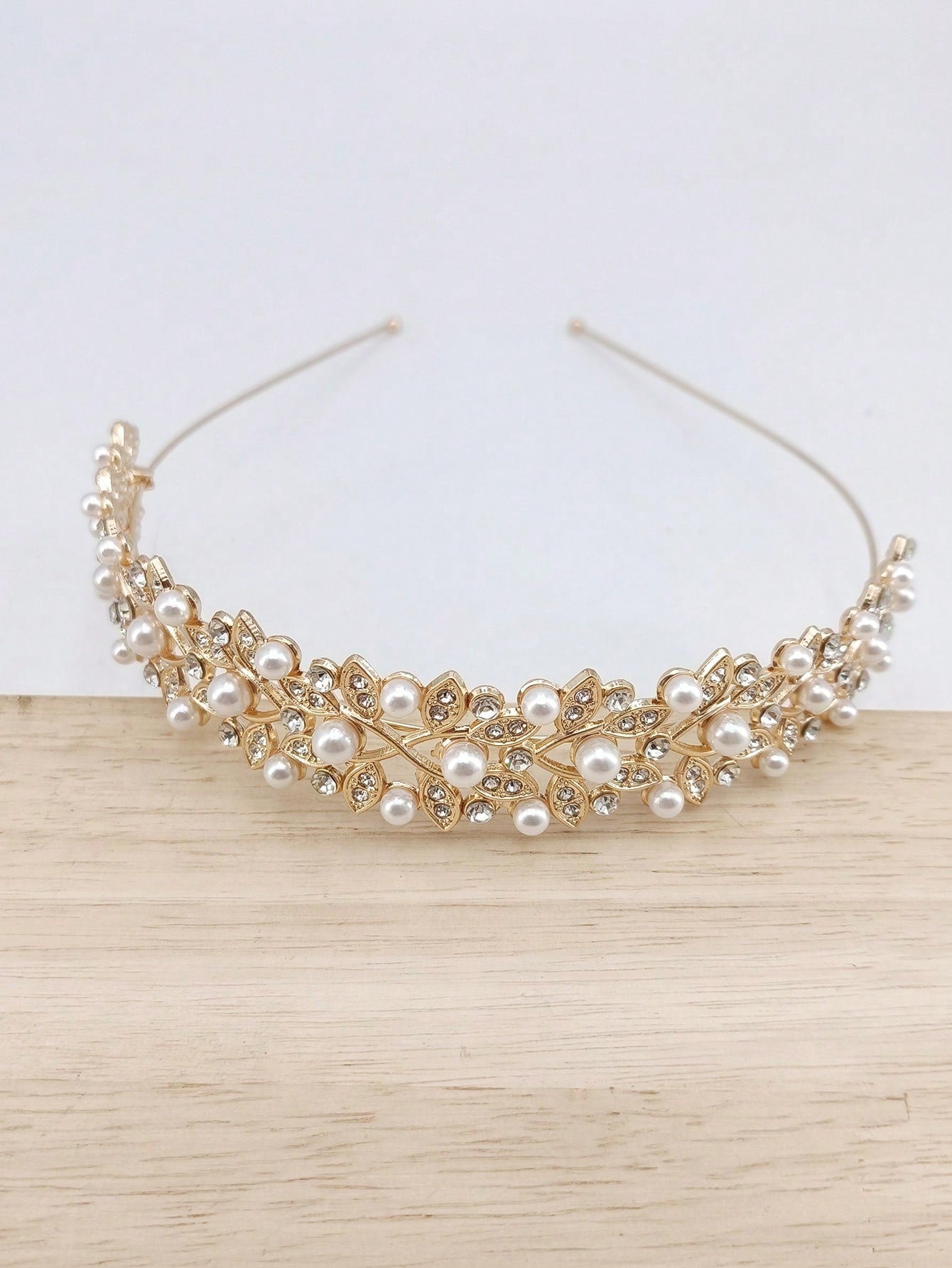 Gylden Hårbøjle (Diadem) med Krystalperler & Hvide Perler 
