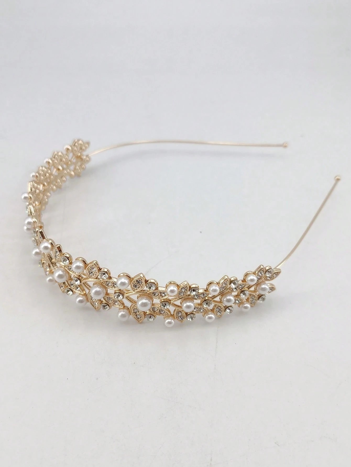 Gylden Hårbøjle (Diadem) med Krystalperler & Hvide Perler 