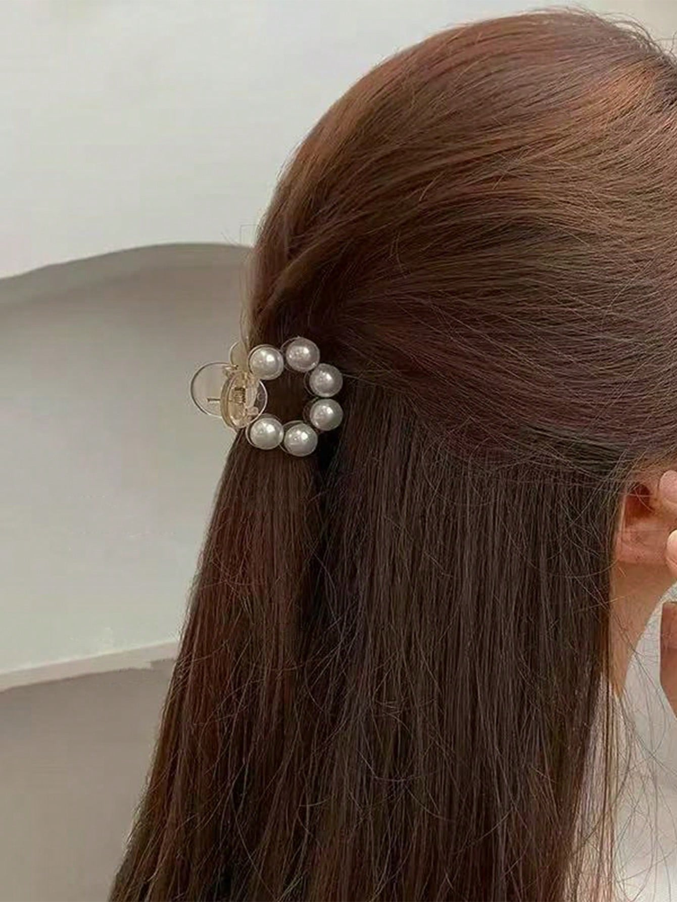 Lille Lys Hårklemme med Hvide Perler 