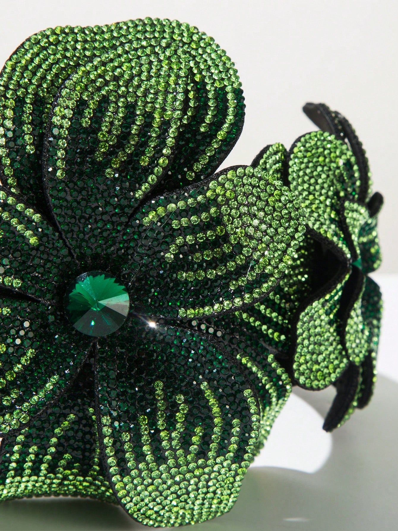 Sort Polstret Hårbøjle med Store Grønne Perleblomster