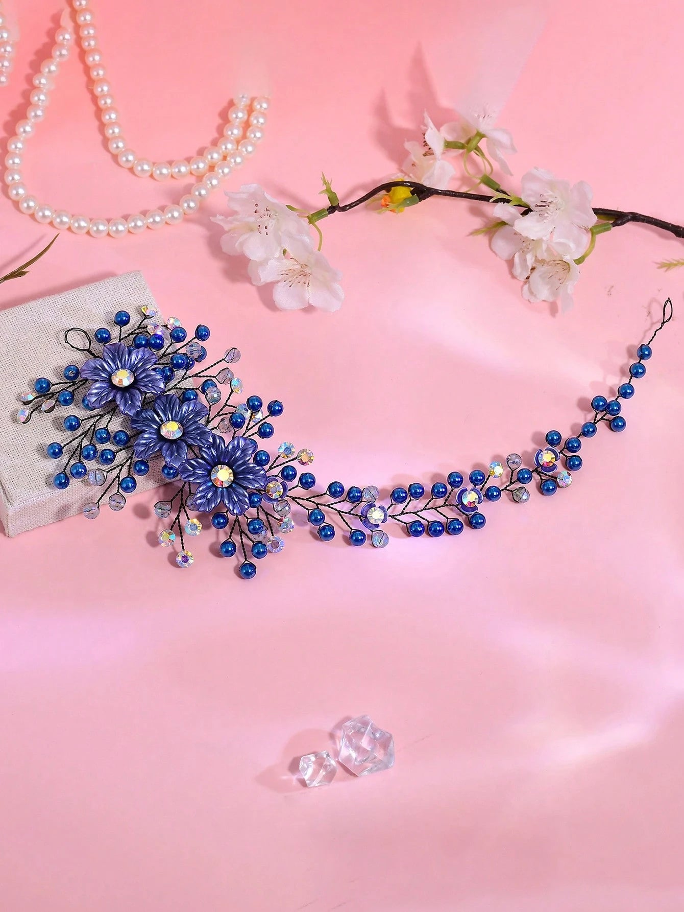 Smukt Hårsmykke med Blomster & Perler i Blå