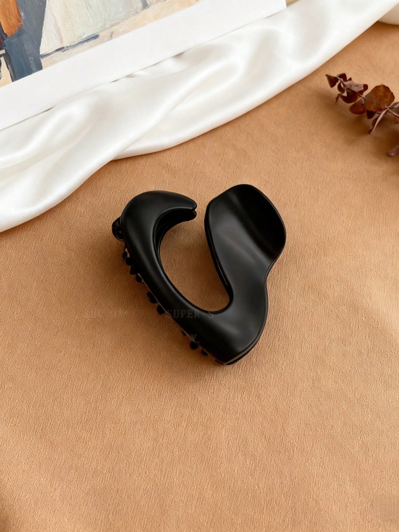 Sort Hårklemme i Asymmetrisk Design 