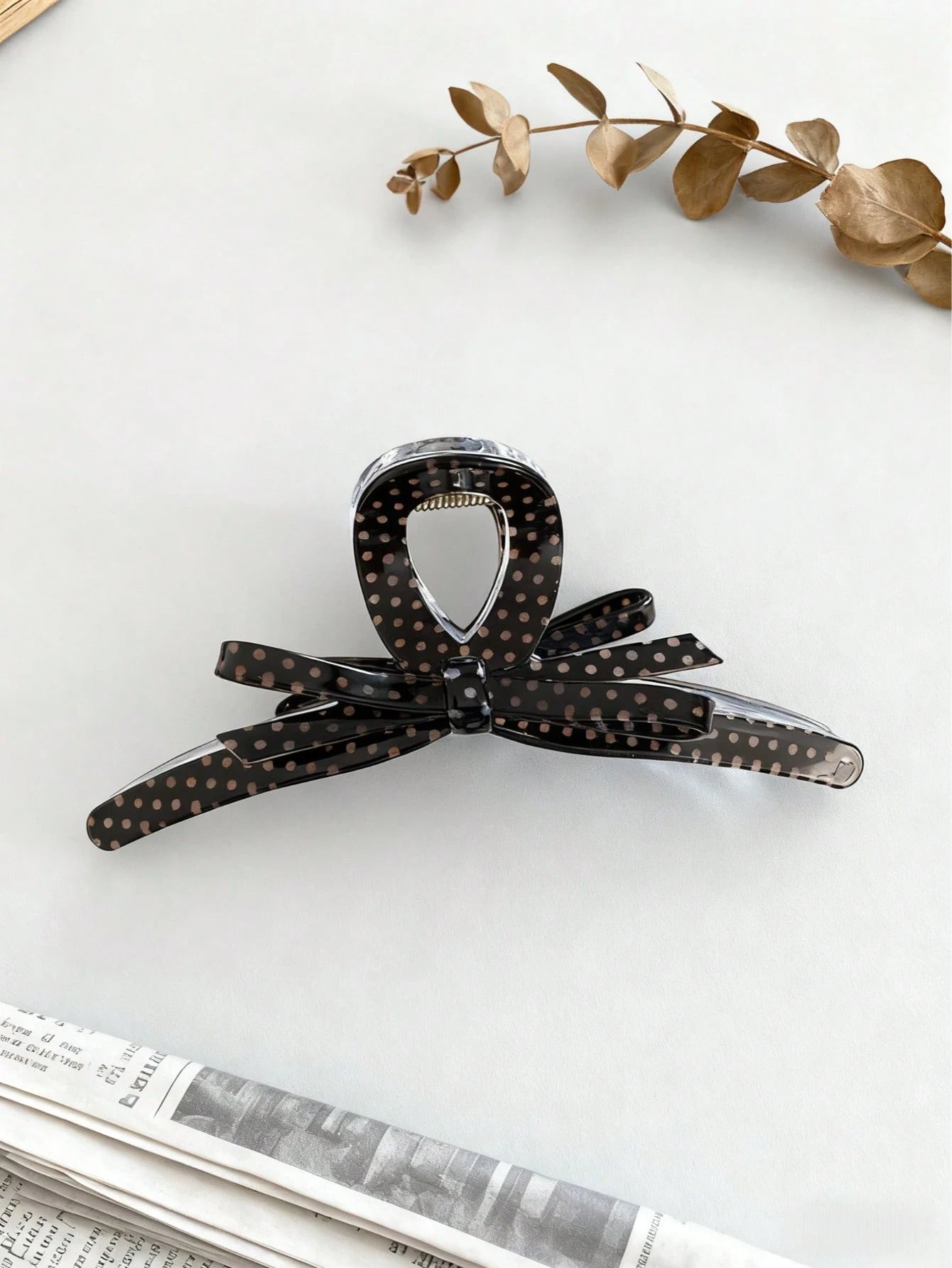 Brun Hårklemme med Prikker & Sløjfe-Design 