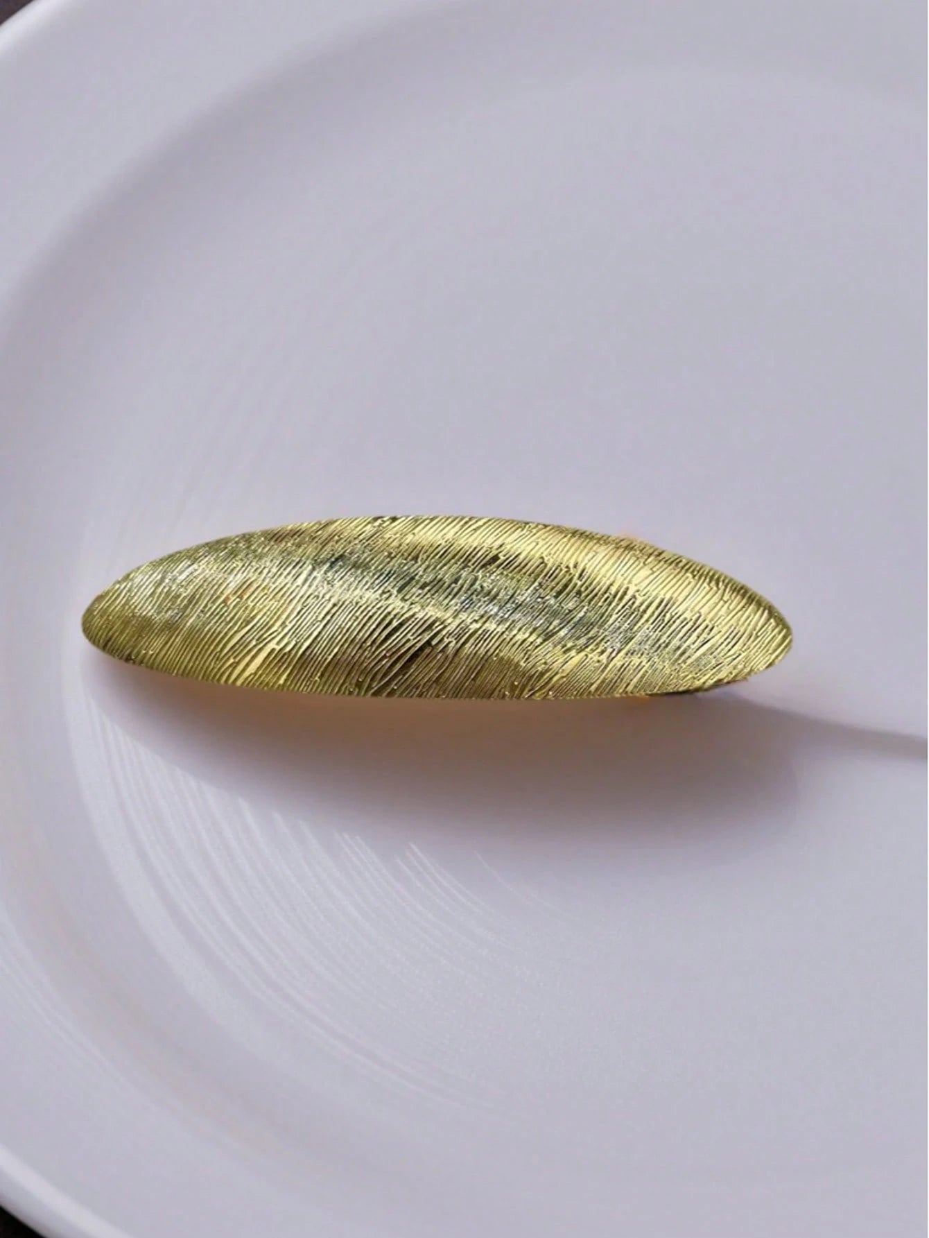 Gylden Patent Hårspænde med Mønster & Glans