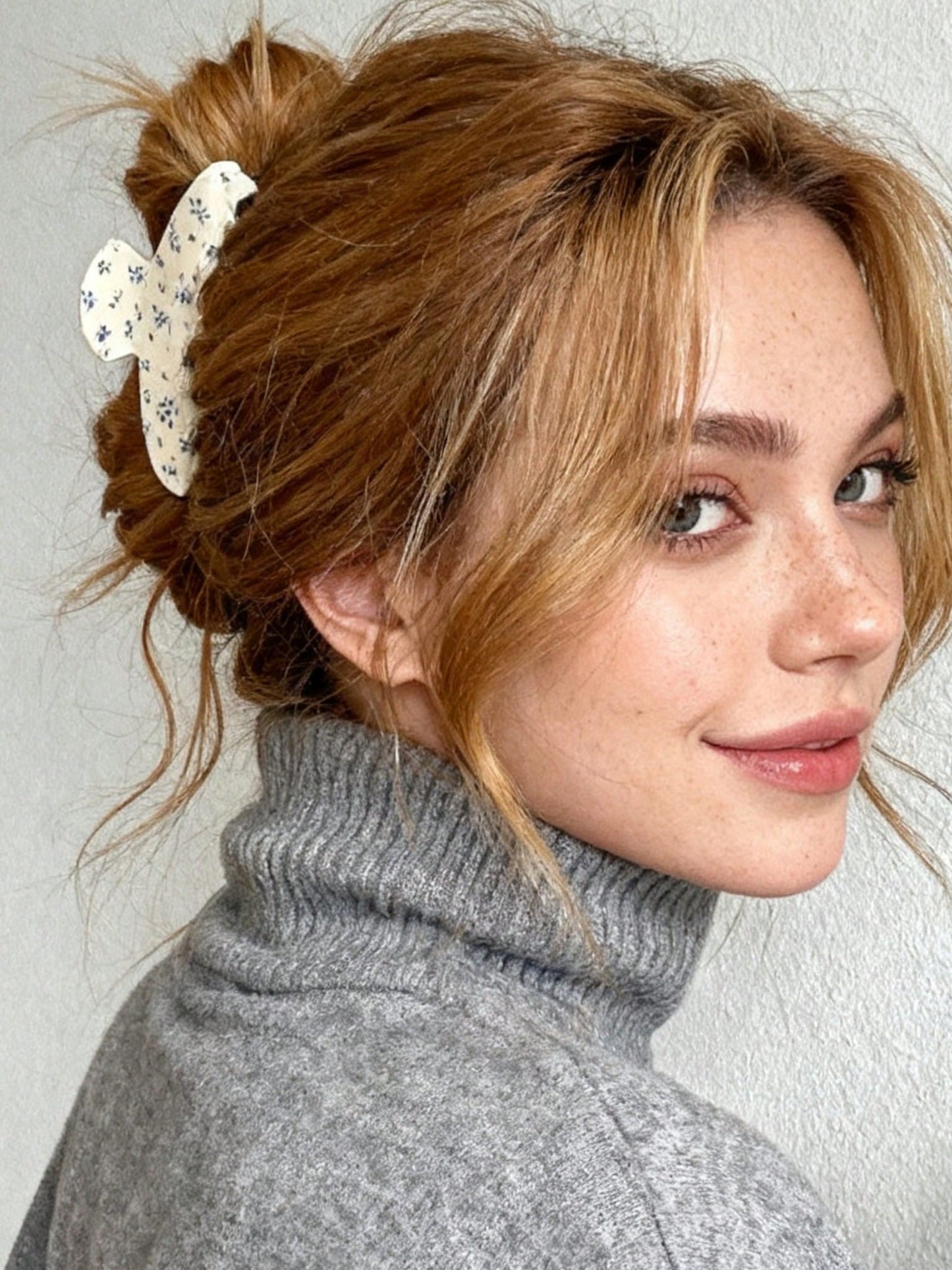 Hvid Hårklemme med Blå Blomster & Perler