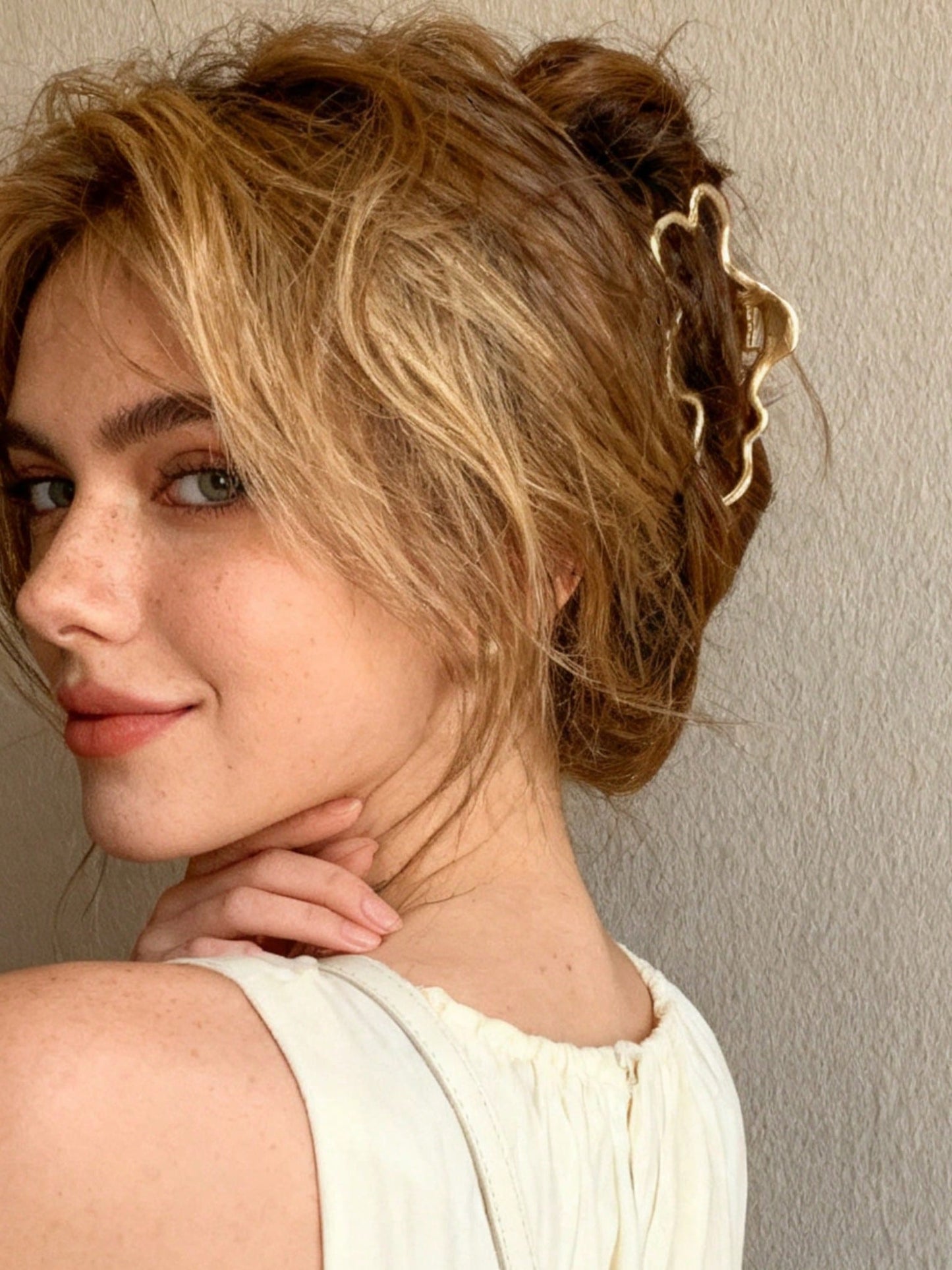 Gylden Hårklemme i Bølget Design 