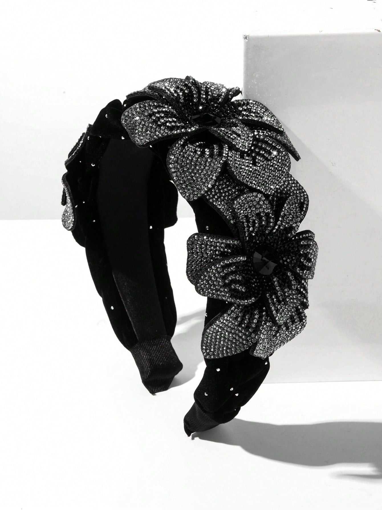 Sort Hårbøjle med Store Perleblomster - i Polstret Sort Flettet Velour med Perler