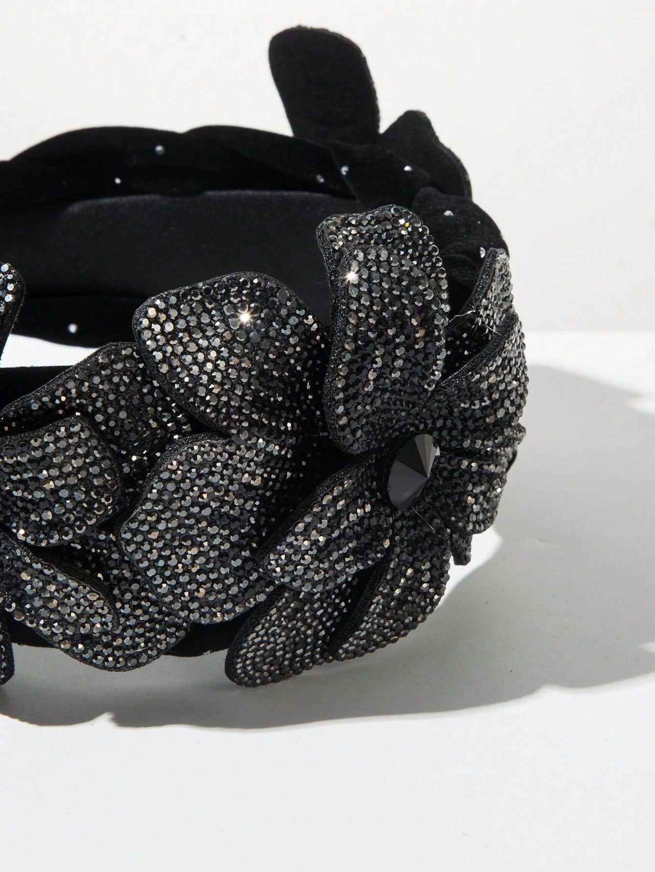 Sort Hårbøjle med Store Perleblomster - i Polstret Sort Flettet Velour med Perler