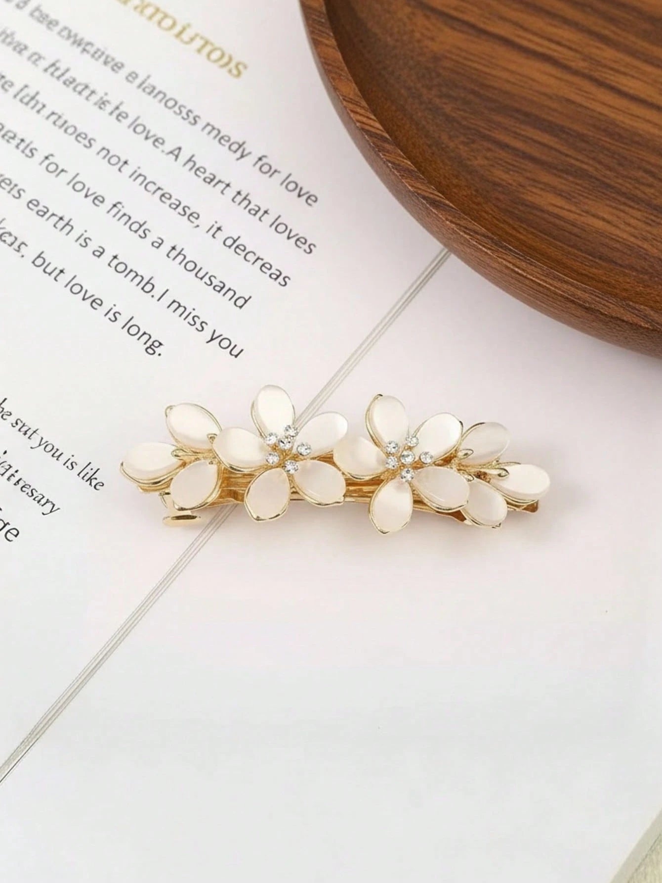 Gyldent Patentspænde med Hvide Blomster