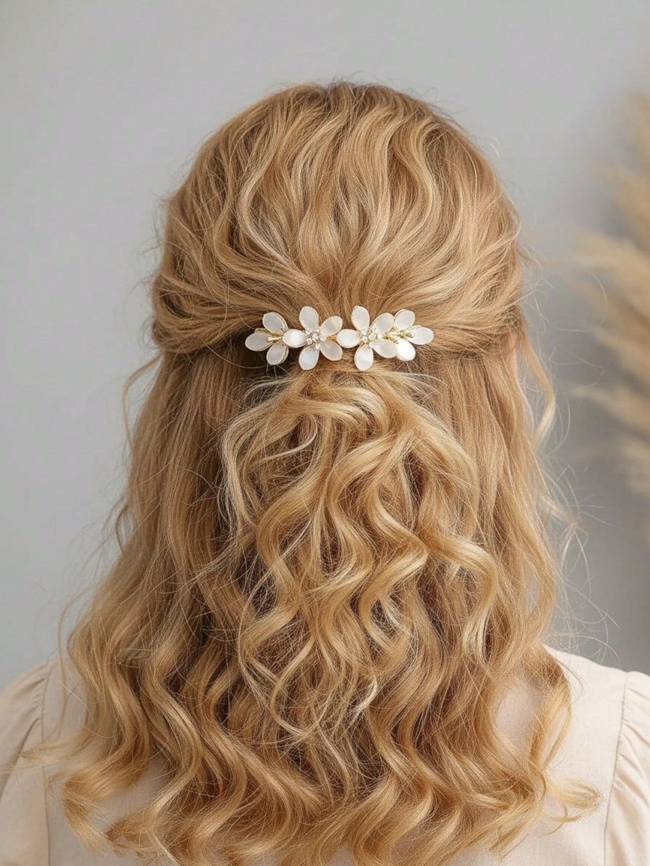 Gyldent Patentspænde med Hvide Blomster