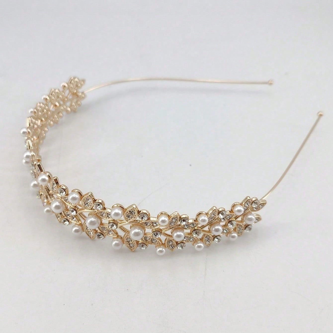 Gylden Hårbøjle (Diadem) med Krystalperler & Hvide Perler 