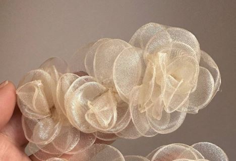 Hårspænde med Blomster i Chiffon - Champagne/Beige