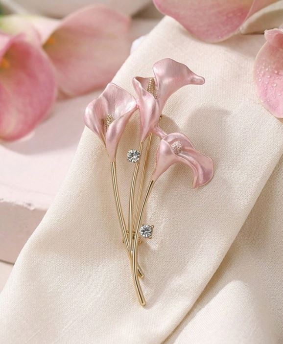 Gylden Broche med Lyserød Blomster og krystalperler