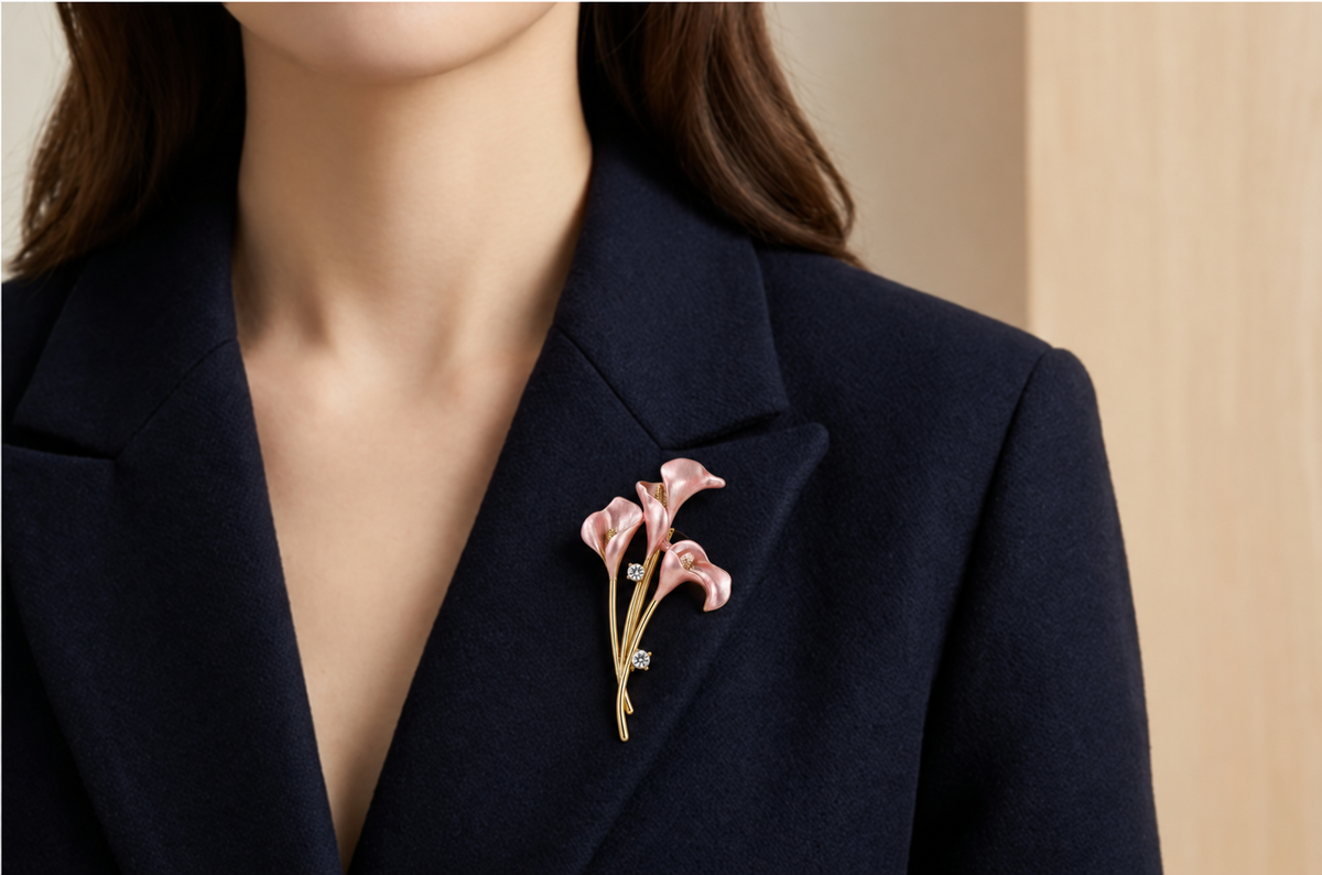 Gylden Broche med Lyserød Blomster og krystalperler