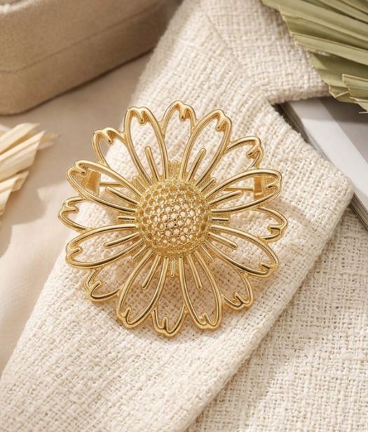 Gylden blomsterbroche i åbent margueritdesign