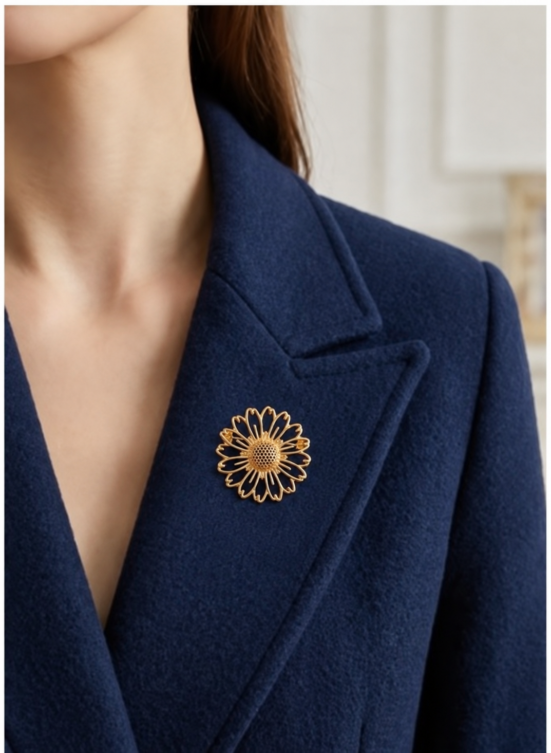 Gylden blomsterbroche i åbent margueritdesign