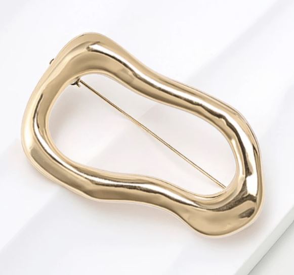 Gylden broche i asymmetrisk design