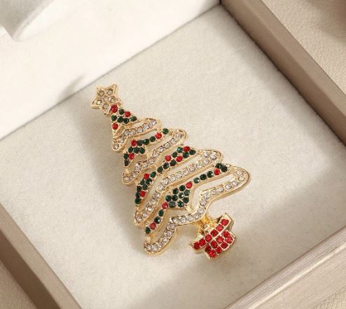 Strålende Juletræsbroche med Glitrende Rhinsten og Farverige Krystaller