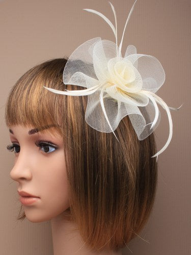 Cremet Hvid Fascinator - Hat med Blomst og Fjer