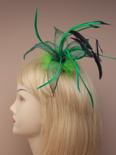 Grøn Fascinator med Blomst og Fjer