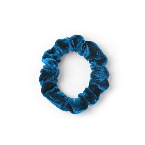 Scrunchie Hårelastik i Blødt Velour - i Teal Blå